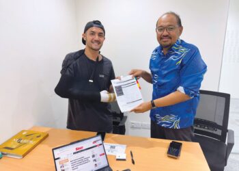 MUHAMMAD Farris Zakwan Mohd. Ibrahim  yang cedera parah dalam insiden bot candat sotong karam di Perairan Terengganu pada 3 Julai lalu menerima bantuan faedah dan perlindungan melalui Skim LINDUNG 24 jam.