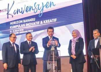 Mohd. Nor Azman Hassan (tengah) merasmikan Konvensyen Horizon Baharu Kumpulan Inovatif dan Kreatif (HBKIK) di PSP, Permatang Pauh, Pulau Pinang. – UTUSAN/DANIAL SAAD