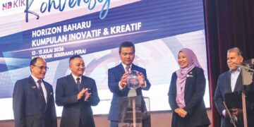 Mohd. Nor Azman Hassan (tengah) merasmikan Konvensyen Horizon Baharu Kumpulan Inovatif dan Kreatif (HBKIK) di PSP, Permatang Pauh, Pulau Pinang. – UTUSAN/DANIAL SAAD