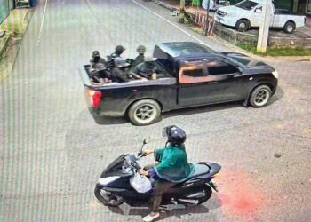 RAKAMAN televisyen litar tertutup (CCTV) menunjukkan tujuh daripada sembilan lelaki menaiki sebuah pikap dan menyerang pusat pemeriksaan di Bukit Sami, Mukim Tanyong Mas, Daerah Rangae, Narathiwat, Thailand petang kelmarin. – IHSAN ISOC 4