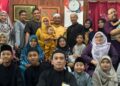 MOHAMMAD Luqman Yahaya (empat dari kiri, berdiri belakang) bersama ahli keluarganya pada sambutan Hari Raya Aidilfitri di Kemaman, Terengganu dua tahun lalu.