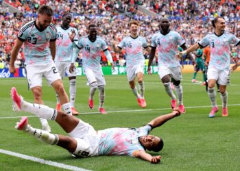 PEMAIN Blegium, Youri Tielemans meraikan jaringan kemenangan dengan berbaring di atas padang pada aksi pusingan ke-32 menentang Senegal di Stadium Seattle, sebentar tadi.-AFP