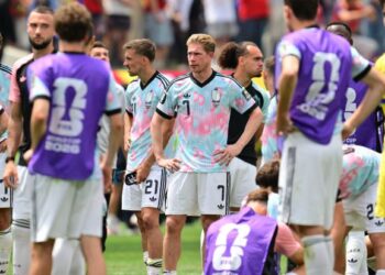 Pemain tengah Belgium, Kevin De Bruyne (tengah) sugul selepas pasukannya tewas 1-2 kepada Sepanyol dalam aksi suku akhir Piala Dunia 2026 di Stadium Los Angeles, semalam. - AFP