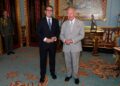 RAJA Charles III (kanan) bersama Andy Burnham. - AFP