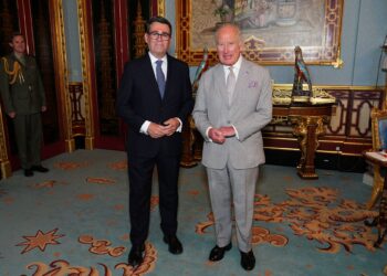 RAJA Charles III (kanan) bersama Andy Burnham. - AFP