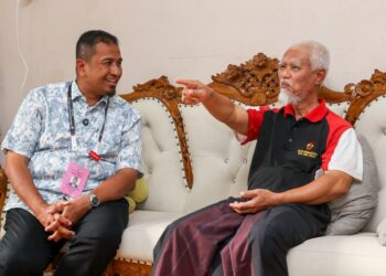 NOR Azman Mohamad (kiri) ketika beramah mesra bersama penduduk setempat pada program Ziarah Kasih di Taman Paroi Jaya, Seremban. - UTUSAN/ISKANDAR ISHAK