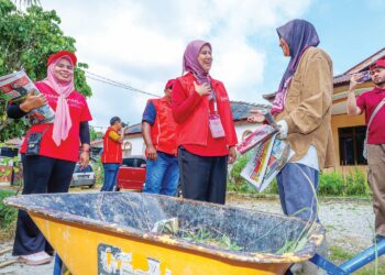 NOORZUNITA Begum Mohd. Ibrahim ketika walkabout di Kampung Tanjong Jati, Kuala Pilah. – MINGGUAN/ISKANDAR ISHAK