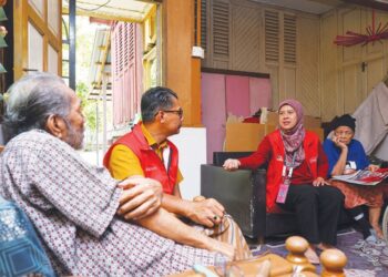NOORZUNITA Begum Mohd. Ibahim ketika berkunjung ke sebuah rumah penduduk kampung pada sesi walkabout di sekitar Kampung Tanjong Jati, Kuala Pilah. – UTUSAN/ISKANDAR ISHAK