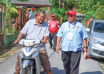 MOHD. Kamarul Arifin Mohd. Wafa ketika beramah mesra bersama penduduk kampung pada sesi walkabout di sekitar Kampung Bacang Seri Menanti, Kuala Pilah. – MINGGUAN/ISKANDAR ISHAK