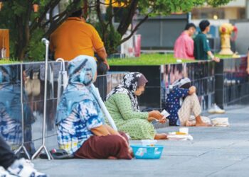 SEBAHAGIAN peminta sedekah yang berkumpul di kawasan kaki lima di beberapa premis tumpuan pengunjung di Bukit Bintang, Kuala Lumpur. - UTUSAN/ISKANDAR ISHAK