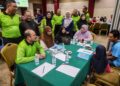 MUSTAKIM Mohamad (duduk, kiri) bertanya khabar kepada peserta program 'Cilik-Cilik Dah Celik' pada Majlis Perasmian Program Literasi Kewangan TH Wilayah Timur di Kuala Terengganu, Terengganu. - UTUSAN/PUQTRA HAIRRY