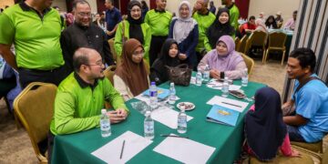 MUSTAKIM Mohamad (duduk, kiri) bertanya khabar kepada peserta program 'Cilik-Cilik Dah Celik' pada Majlis Perasmian Program Literasi Kewangan TH Wilayah Timur di Kuala Terengganu, Terengganu. - UTUSAN/PUQTRA HAIRRY