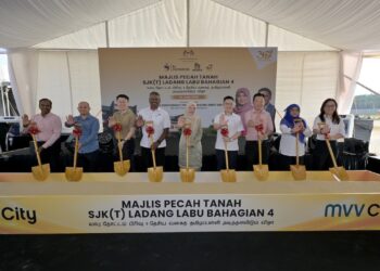 FADHLINA Sidek merasmikan Majlis Pecah Tanah Pembinaan SJK(T) Ladang Labu Bahagian 4, Seremban hari ini.