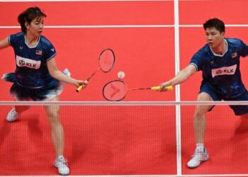 Goh Soon Huat-Shevon Lai menewaskan beregu campuran Jepun, Hiroki Midorikawa-Misaki Matsumoto 21-15, 16-21, 21-19 pada Terbuka China, hari ini. - AFP