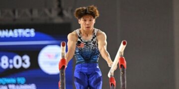 Ng Chun Chen melakukan rutin penyesuaian di Arena Antarabangsa Glasgow, semalam. - IHSAN MSN