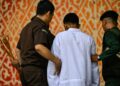 SEORANG lelaki yang dirotan di Banda Aceh. - AFP