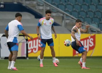 Pemain-pemain Columbia menjalani latihan menjelang pertemuan 16 terbaik menentang Switzerland, esok. - AFP
