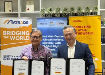 ABU Bakar Yusof (kiri) bersama Julian Neo (kanan) selepas menandatangi Memorandum Persefahaman (MoU) antara Matrade dan DHL Express.