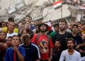RAKYAT Palestin menyaksikan perlawanan pusingan 16 terbaik Piala Dunia 2026 antara Mesir dan Argentina di layar gergasi di Bandar Gaza. - AFP.