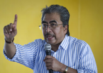 JOHARI Abdul Ghani merangkap Ahli Parlimen Titiwangsa berucap pada program sarapan pagi di PPR Cochrane Perkasa, Kuala Lumpur semalam. – UTUSAN/MUHAMAD IQBAL ROSLI