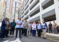 HANNAH Yeoh (dua dari kanan), Datuk Bandar Kuala Lumpur, Datuk Seri Fadlun Mak Ujud (lima dari kiri) dan Ahli Parlimen Bandar Tun Razak, Datuk Seri Dr. Wan Azizah Wan Ismail (tiga dari kanan) ketika melakukan tinjauan pada Program Penyelenggaraan Perumahan Awam DBKL di PPR Desa Tun Razak di sini, hari ini. UTUSAN/ISKANDAR ISHAK
