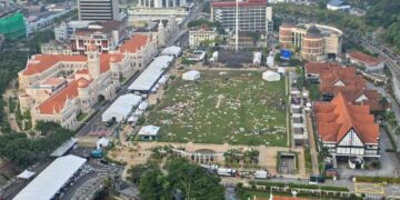 KAWASAN sekitar Dataran Merdeka yang dipenuhi sampah selepas aksi final Piala Dunia 2026 antara Sepanyol dan Argentina. - Sumber FB DBKL
