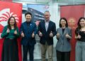 DANIEL Schwalb (tengah) bersama Chen Teik Fooi (dua dari kiri) bergambar selepas meterai kerjasama antara DKSH dengan PY Healthcare.
