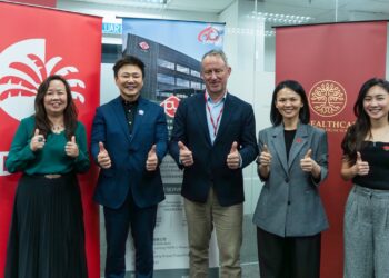 DANIEL Schwalb (tengah) bersama Chen Teik Fooi (dua dari kiri) bergambar selepas meterai kerjasama antara DKSH dengan PY Healthcare.