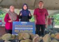 AZLEENA Zainal Abidin (tengah) bersama Mohd Faizal Jaafar (kanan) pada penyerahan geran bernilai RM20,000 di Pusat Pengumpulan Ladang (PPL) Kampung Relang, Batu Kurau hari ini. – UTUSAN/WAT KAMAL ABAS