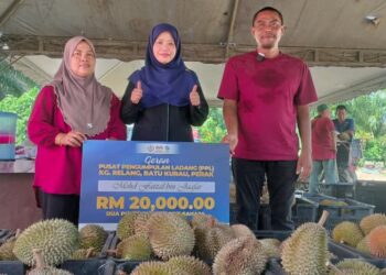 AZLEENA Zainal Abidin (tengah) bersama Mohd Faizal Jaafar (kanan) pada penyerahan geran bernilai RM20,000 di Pusat Pengumpulan Ladang (PPL) Kampung Relang, Batu Kurau hari ini. – UTUSAN/WAT KAMAL ABAS