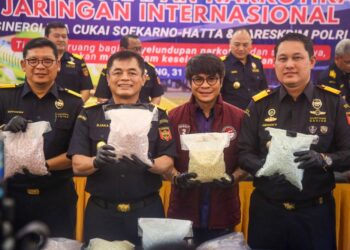 DADAH  yang didakwa diseludup oleh seorang juruterbang warga Malaysia di Lapangan Terbang Antarabangsa Soekarno-Hatta di Tangerang. - AFP.