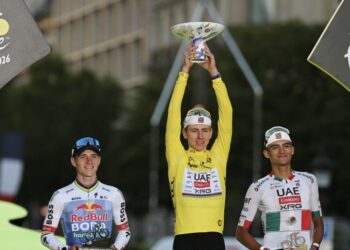 Juara perlumbaan Tour de France daripada pasukan Emirates - XRG, Tadej Pogacar (tengah) meraikan kemenangannya dengan naib juara, pelumba Red Bull - BORA, Remco Evenepoel dan pemenang tempat ketiga, Isaac Del Toro daripada pasukan UAE Team Emirates - XRG di Paris, Perancis, kelmarin. - AFP