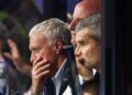 Didier Deschamps (kiri) dan kru jurulatih Perancis jelas kecewa selepas pasukan mereka tewas 0-2 kepada Sepanyol dalam aksi separuh akhir Piala Dunia di Stadium Dallas, Arlington, semalam. - AFP