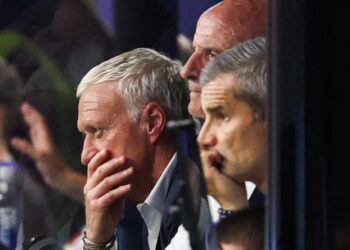 Didier Deschamps (kiri) dan kru jurulatih Perancis jelas kecewa selepas pasukan mereka tewas 0-2 kepada Sepanyol dalam aksi separuh akhir Piala Dunia di Stadium Dallas, Arlington, semalam. - AFP
