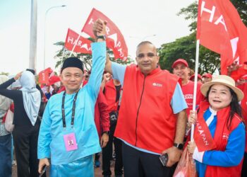SATHIA Prakash Nadarajan Dr. Maszlee Malik pada hari penamaan calon PRN Johor baru-baru ini.