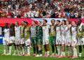 PEMAIN-Pemain England memberi penghormatan kepada penyokong-penyokong mereka yang hadir ke stadium selepas melakar kemenangan ke atas DR Congo.-AFP