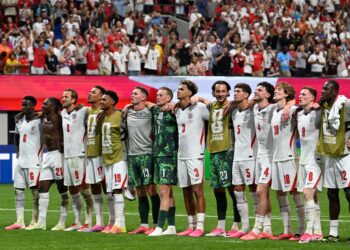 PEMAIN-Pemain England memberi penghormatan kepada penyokong-penyokong mereka yang hadir ke stadium selepas melakar kemenangan ke atas DR Congo.-AFP