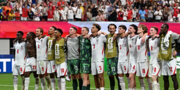 PEMAIN-Pemain England memberi penghormatan kepada penyokong-penyokong mereka yang hadir ke stadium selepas melakar kemenangan ke atas DR Congo.-AFP