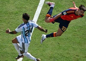 Enzo Fernandez (kiri) melakukan terjahan keras terhadap pemain Sepanyol, Pau Cubarsi dalam aksi final Piala Dunia 2026 di Stadium New Jersey, Isnin lalu. - AFP