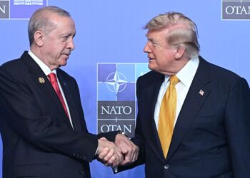 ERDOGAN berjabat tangan dengan Trump. - AFP
