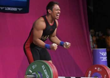 Reaksi Muhammad Erry Hidayat selepas menghadiahkan pingat emas buat Malaysia dalam acara angkat berat Sukan Komanwel 2026 di Glasgow, semalam. - IHSAN MSN