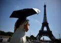 MENARA Eiffel ditutup lebih awal pada hujung minggu. - AFP