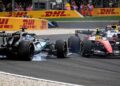 Kereta pelumba pasukan Mercedes, George Russell (kiri) hilang kawalan sebelum merempuh jentera Ferrari dipandu Lewis Hamilton semasa perlumbaan Grand Prix Belgium di Spa-Francorchamps, minggu lalu. - AFP