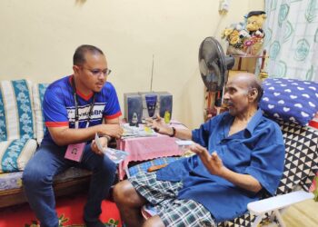 SUHAIMIZAN Bizar ketika menyantuni pengundi DUN Gemencheh baru-baru ini.