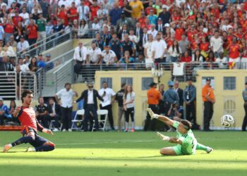 FERRAN Torres melepaskan rembatan yang berjaya menewaskan penjaga gol Argentina Emiliano Martinez pada aksi final Piala Dunia 2026 di Stadium New York New Jersey di East Rutherford, hari ini.-AFP