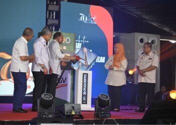 ANWAR Ibrahim (tiga dari kiri) menyempurnakan pelancaran fasa baharu percubaan Biodiesel B100 dalam operasi perladangan FGV sempena Hari Peneroka FELDA 2026.