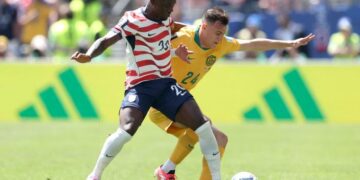 Folarin Balogun sudah mengetahui keputusan FIFA membenarkannya beraksi walaupun menerima kad merah mengundang kemarahan ramai. - AFP