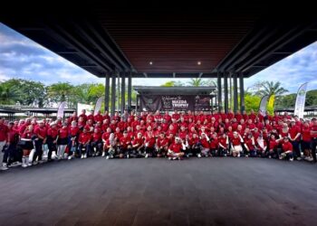 PARA peserta bergambar sebelum memulakan tee off di Tasik Puteri Golf & Country Club, Rawang, semalam.