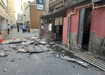 DINDING luar sebuah kedai dilihat runtuh akibat gempa bumi di Bandar Kumamoto. - AFP
