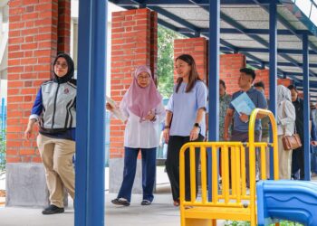 HANNAH Yeoh ketika melakukan tinjauan pada Program Penyelenggaraan Perumahan Awam DBKL di PPR Desa Tun Razak di sini, hari ini. UTUSAN/ISKANDAR ISHAK